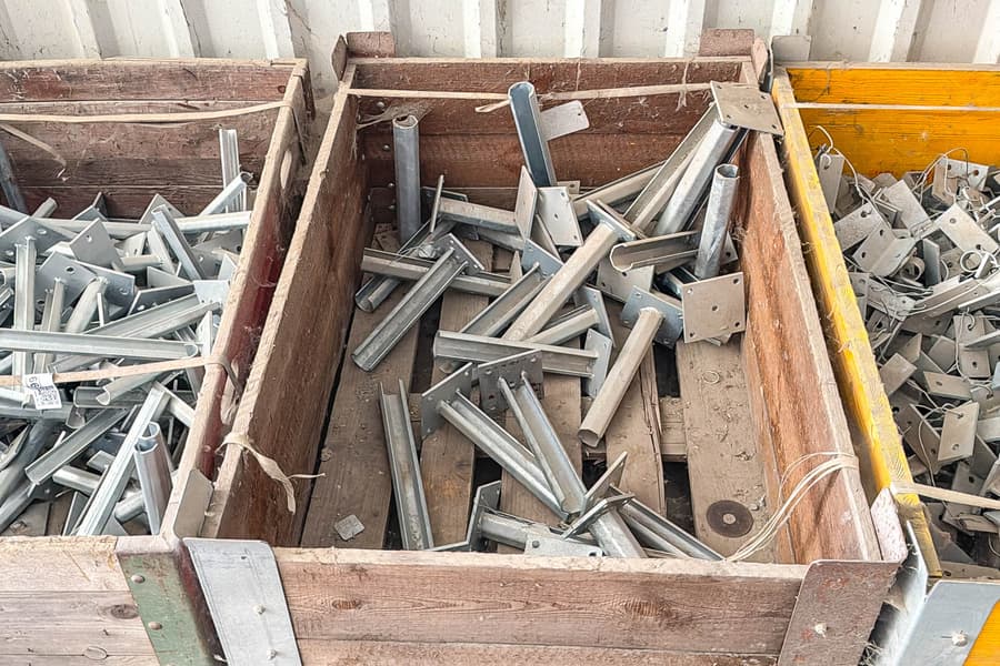 Palettenbox mit Zaunmontagefüßen